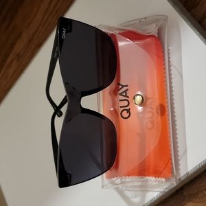 Quay Come Thru Sunglasses  Black.